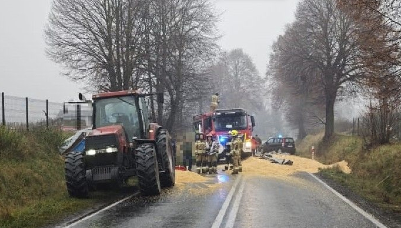 DK44 sparaliżowana! Tonę kukurydzy wysypało się na drogę – kierowcy stoją godzinami