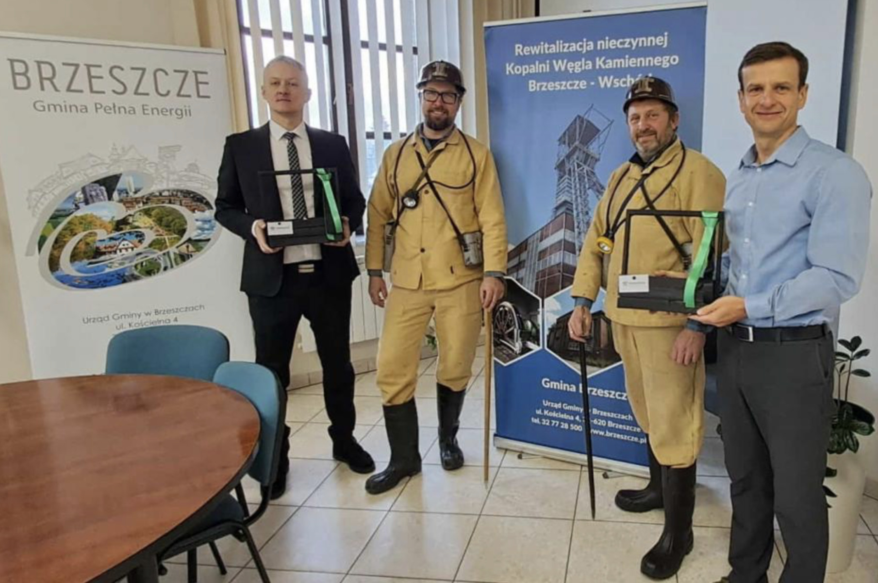 Barbórka w Brzeszczach. Górnicy w historycznych strojach odwiedzili urząd i przypomnieli o dziejach kopalni Jawiszowice