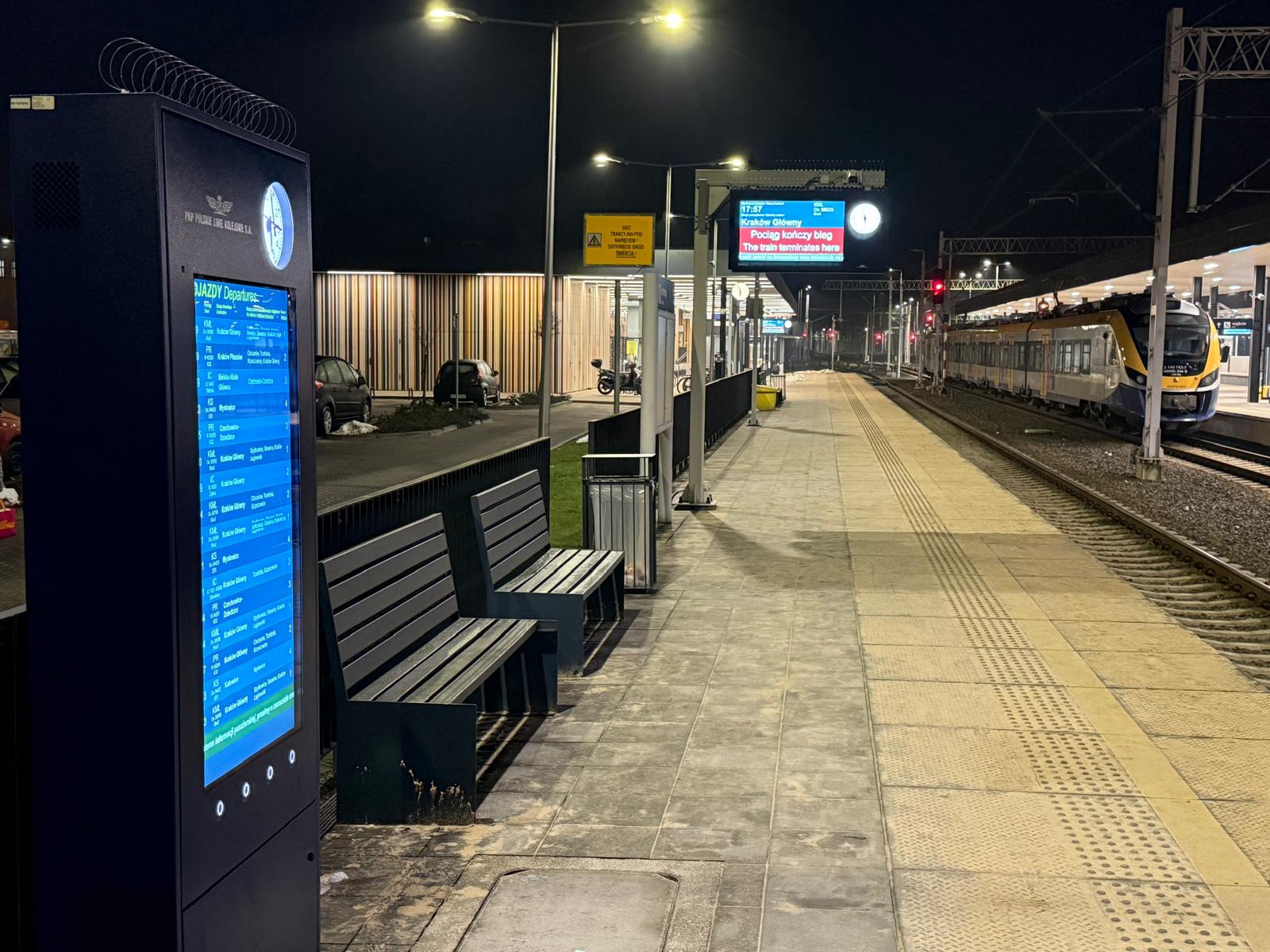 Nowy system informacji pasażerskiej na dworcu w Oświęcimiu działa! Koniec chaosu i błędnych komunikatów