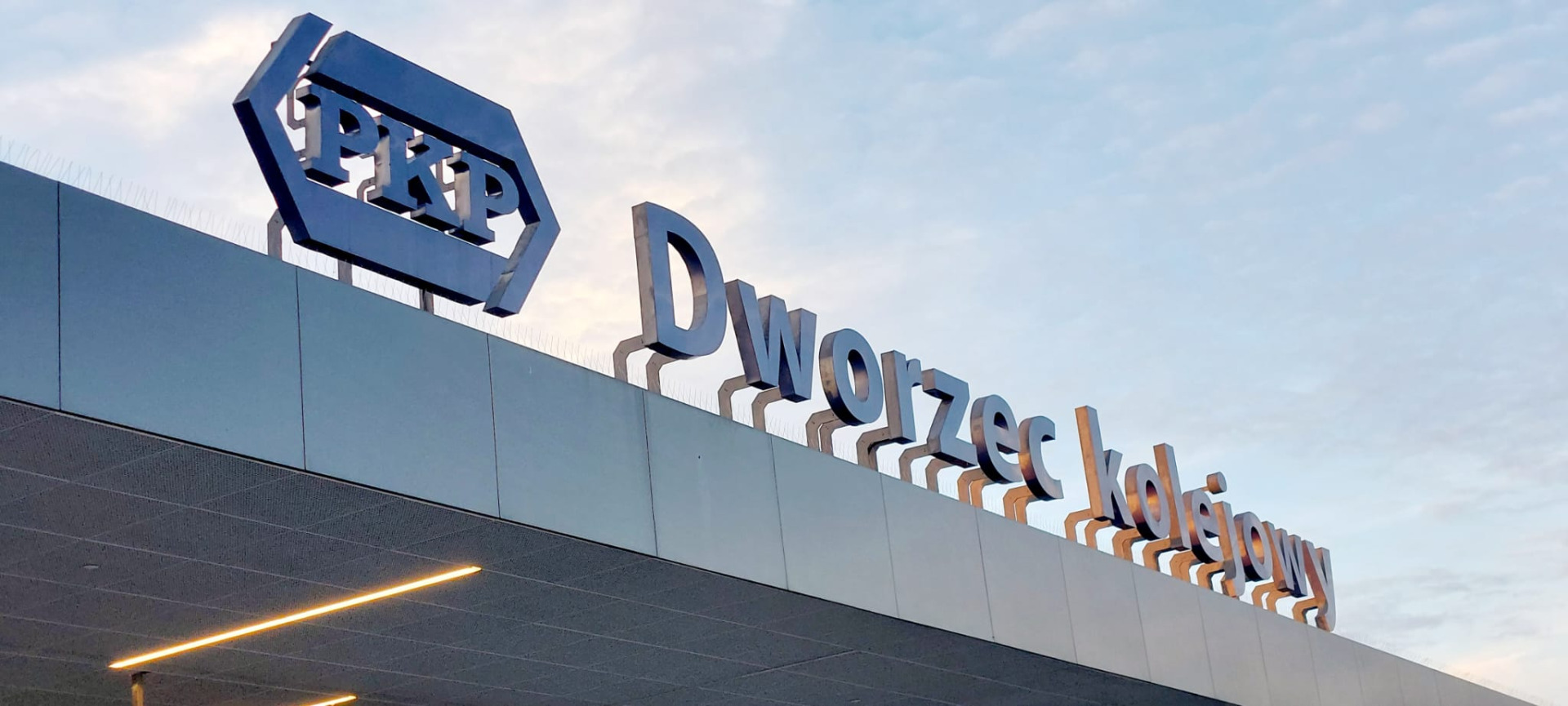 Trzeci stopień alarmowy Charlie. Czy można robić zdjęcia pociągów i infrastruktury kolejowej?