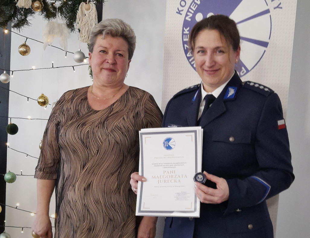 Kęty. Oficer prasowa oświęcimskiej Policji wyróżniona odznaką „Przyjaciel Niewidomych”