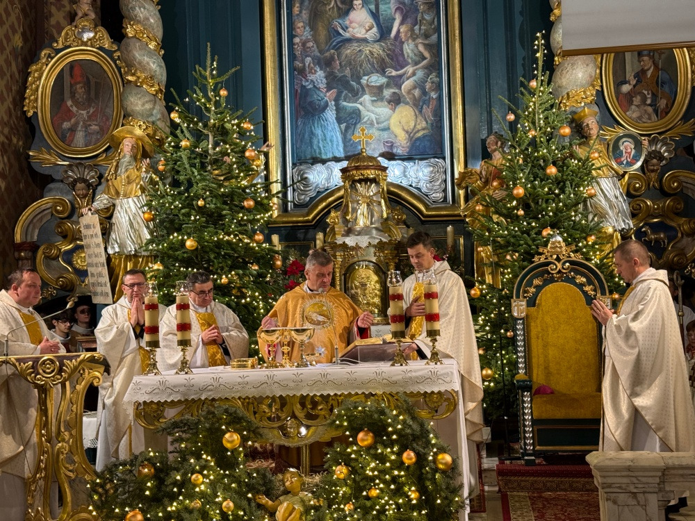 „Boża amnestia dla wszystkich”. Bp Roman Pindel o sensie Bożego Narodzenia podczas Pasterki w Żywcu