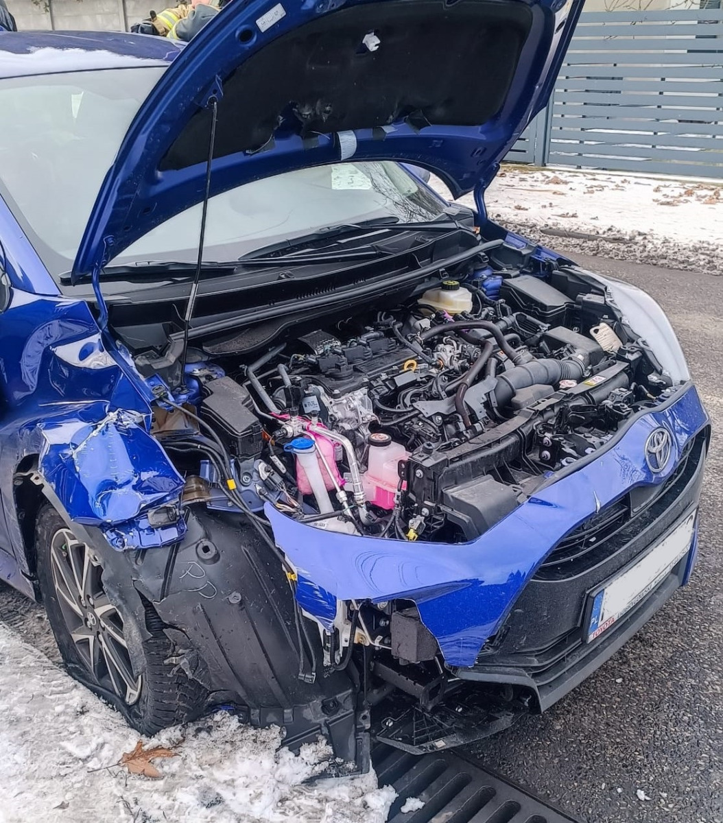 Toyota wypadła z drogi i uderzyła w słup. Groźna kolizja w Chełmku