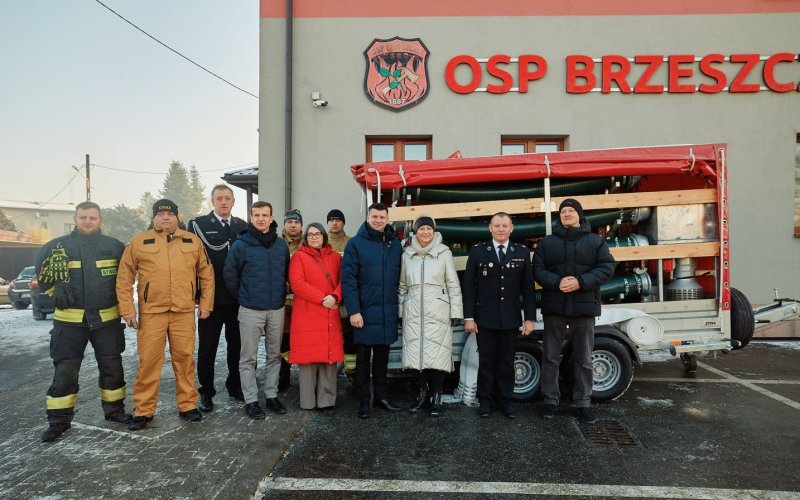 Miliony dla Brzeszcz i OSP. Marszałek sprawdził inwestycje i przekazał sprzęt