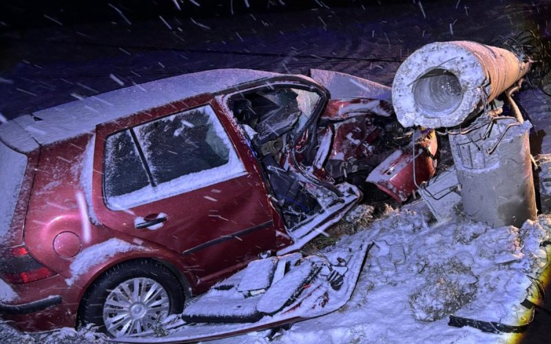 Nocny wypadek w Bielanach. 18-latek uderzył w słup, auto poważnie zniszczone