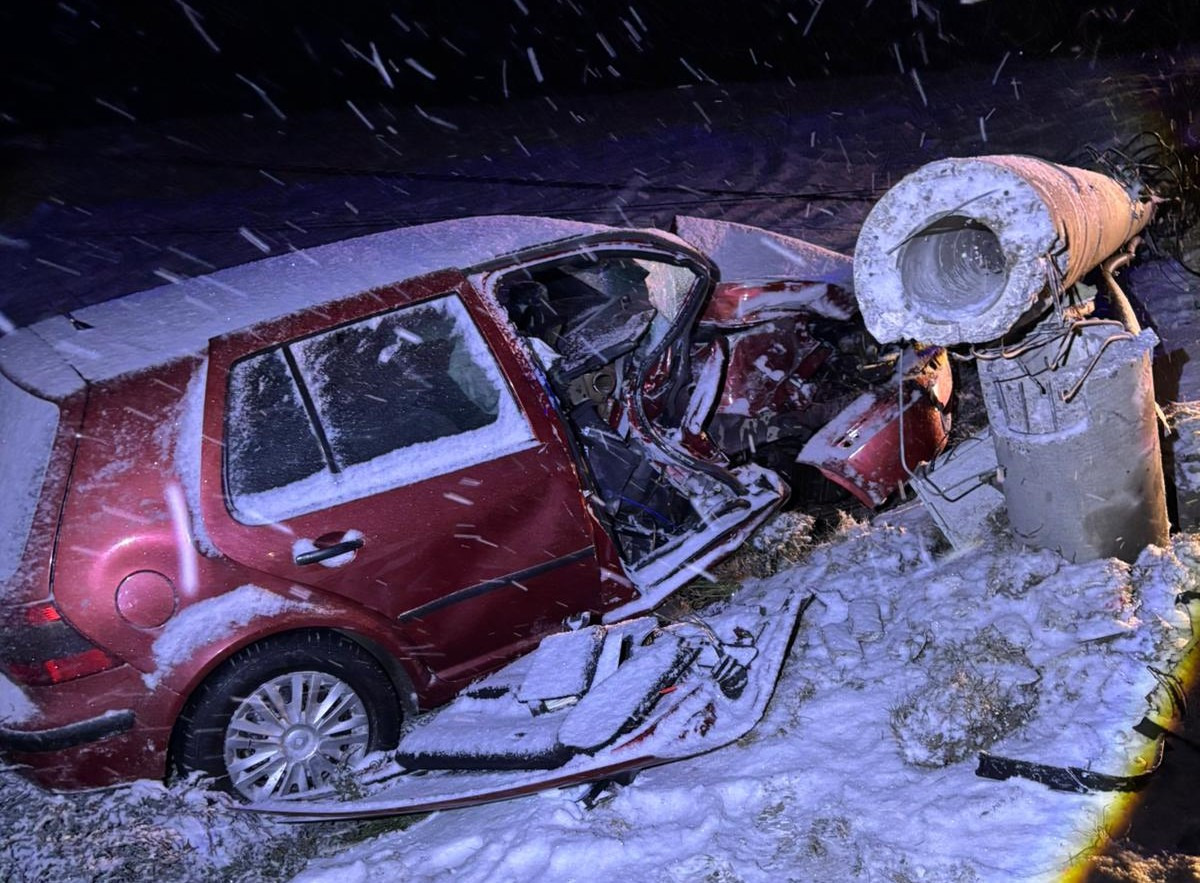 Nocny wypadek w Bielanach. 18-latek uderzył w słup, auto poważnie zniszczone