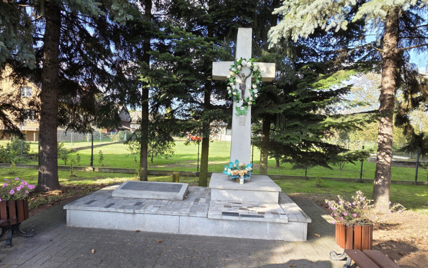 Zapomniany obóz Auschwitz III-Monowitz w centrum osiedla. Powstanie tablica upamiętniająca więźniów