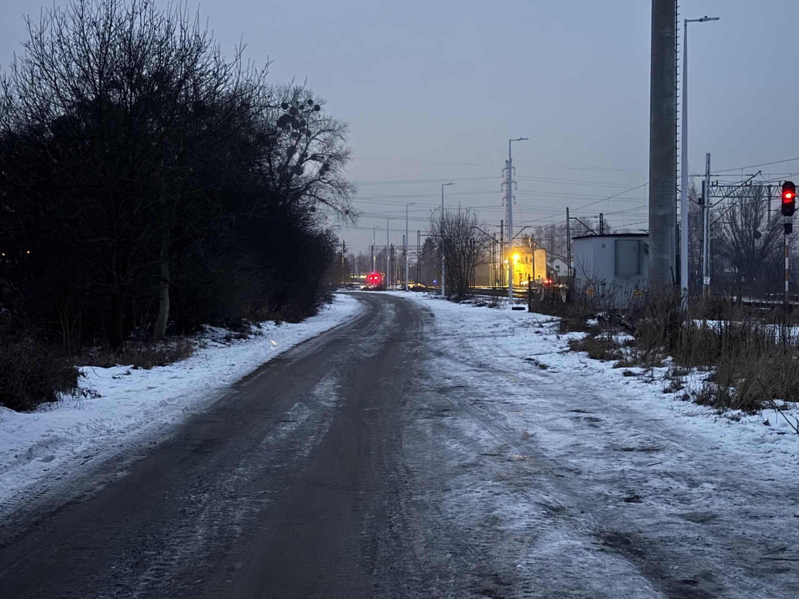 Dwory będą odcięte na ponad miesiąc. PKP rozkopuje przejazd, kierowców czekają objazdy