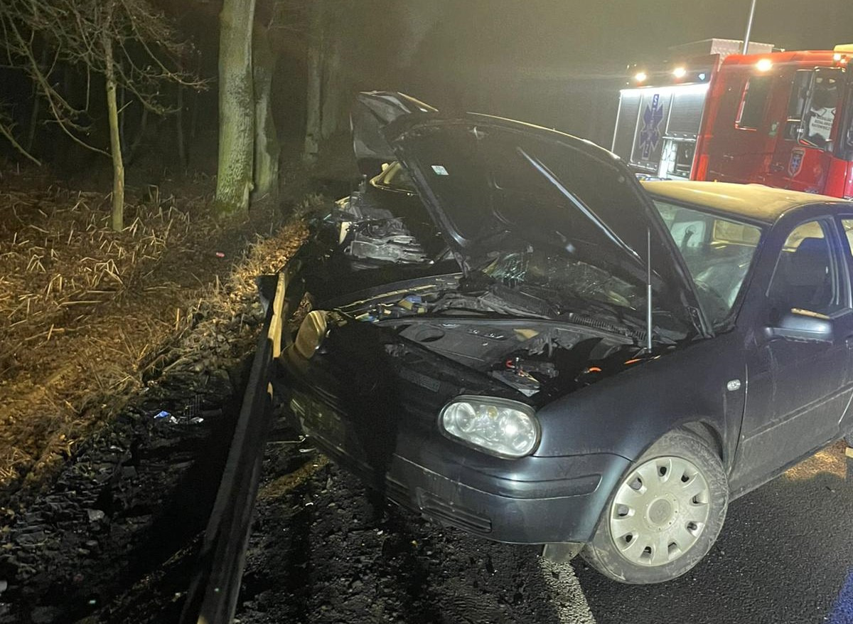Groźny wypadek w Jawiszowicach! Czołowe zderzenie Volkswagena i Kii, trzy osoby w szpitalu