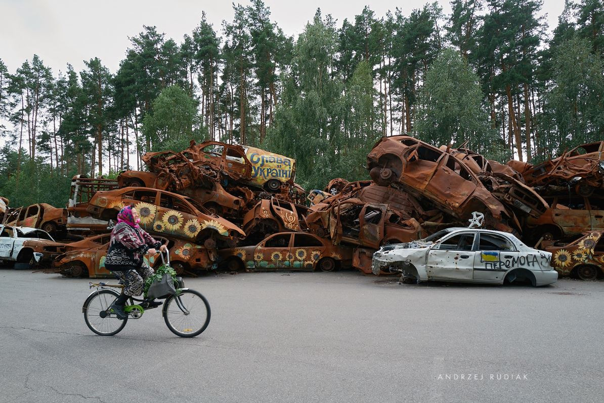 „1461 dni. Życie w cieniu wojny” – poruszająca wystawa Andrzeja Rudiaka w Oświęcimiu