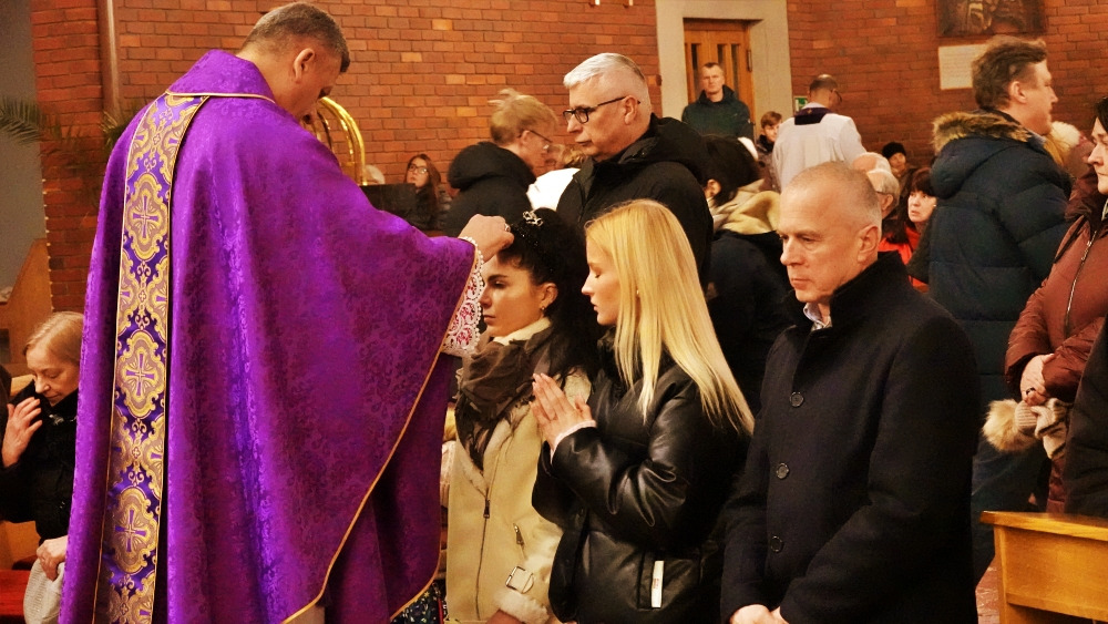 „Prochy miliona zamordowanych niech przemówią”. Mocna homilia biskupa w Oświęcimiu na Środę Popielcową