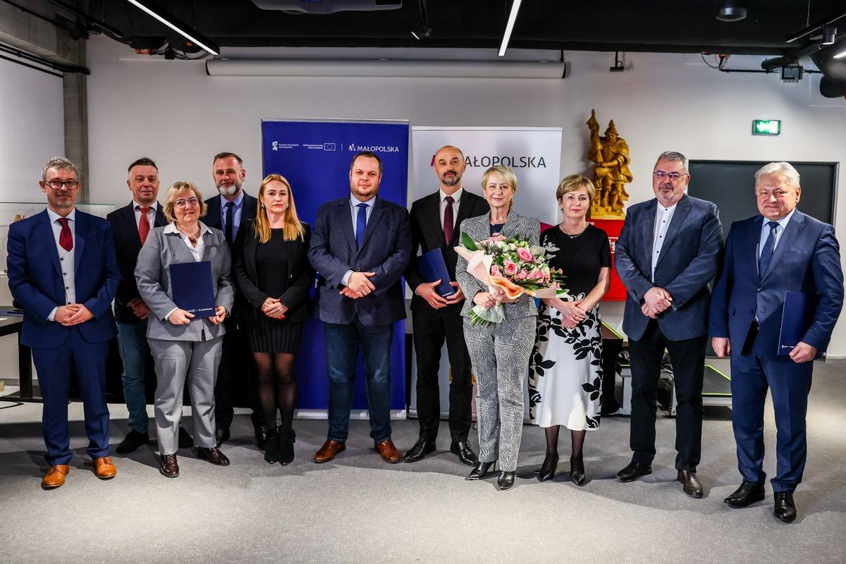 Iwona Gibas z Zarządu Województwa wręczyła promesy na 40 mln zł. Oświęcim otrzymuje 37 mln na Park Pokoju