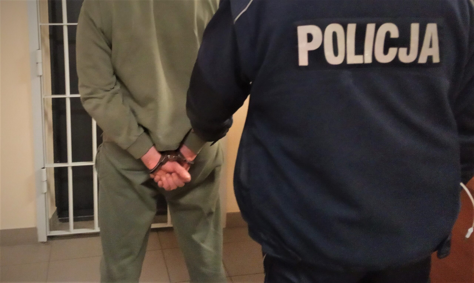 Dwa listy gończe! Policja w Chełmku zatrzymała 40-latka poszukiwanego za narkotyki i atak na funkcjonariusza