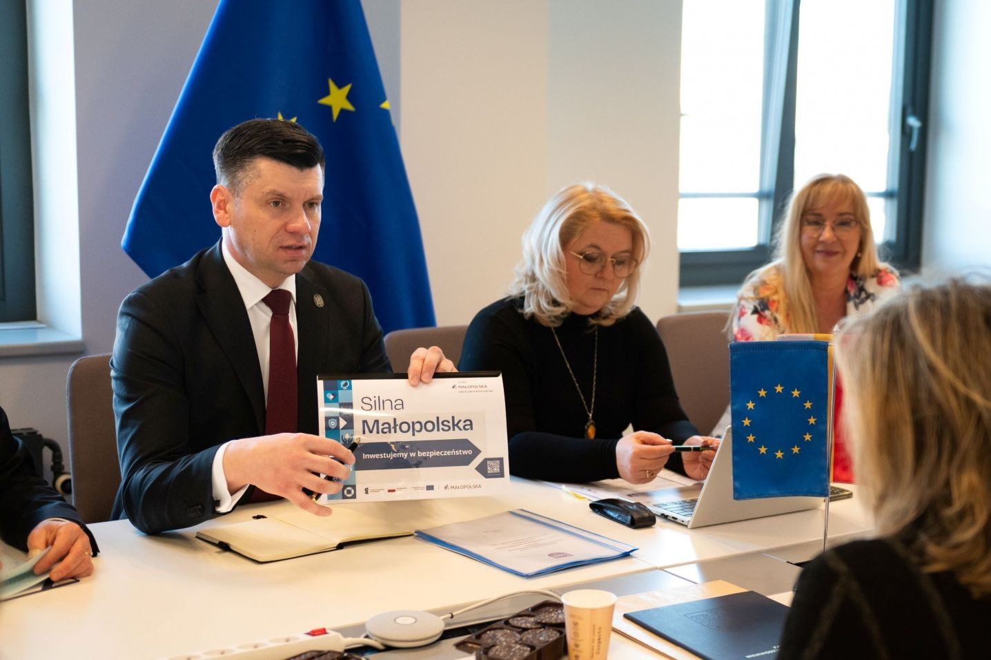 Miliard złotych z UE na bezpieczeństwo Małopolski! Pociągi ewakuacyjne, schrony, szkolenia