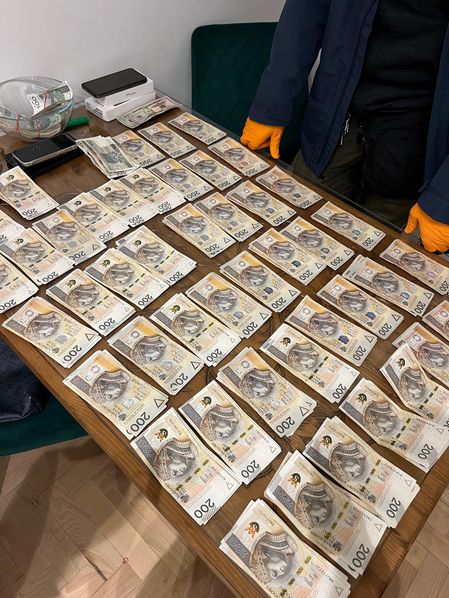 19-latek wpadł w ręce policji pod blokiem w Oświęcimiu! Oszustwo na legendę