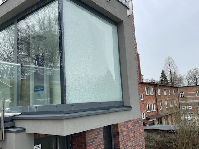 Wandalizm na parkingu przy Bulwarach w Oświęcimiu. Straty sięgają 30 tysięcy złotych