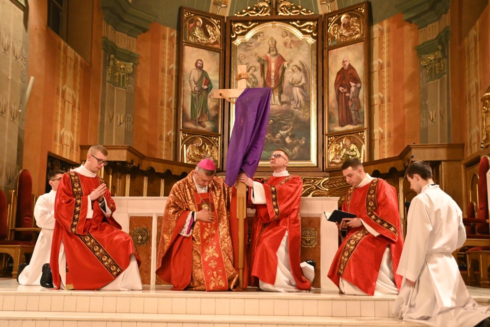 Bp Pindel w Wielki Piątek: Na Krzyżu objawia się pełnia miłości Boga do człowieka