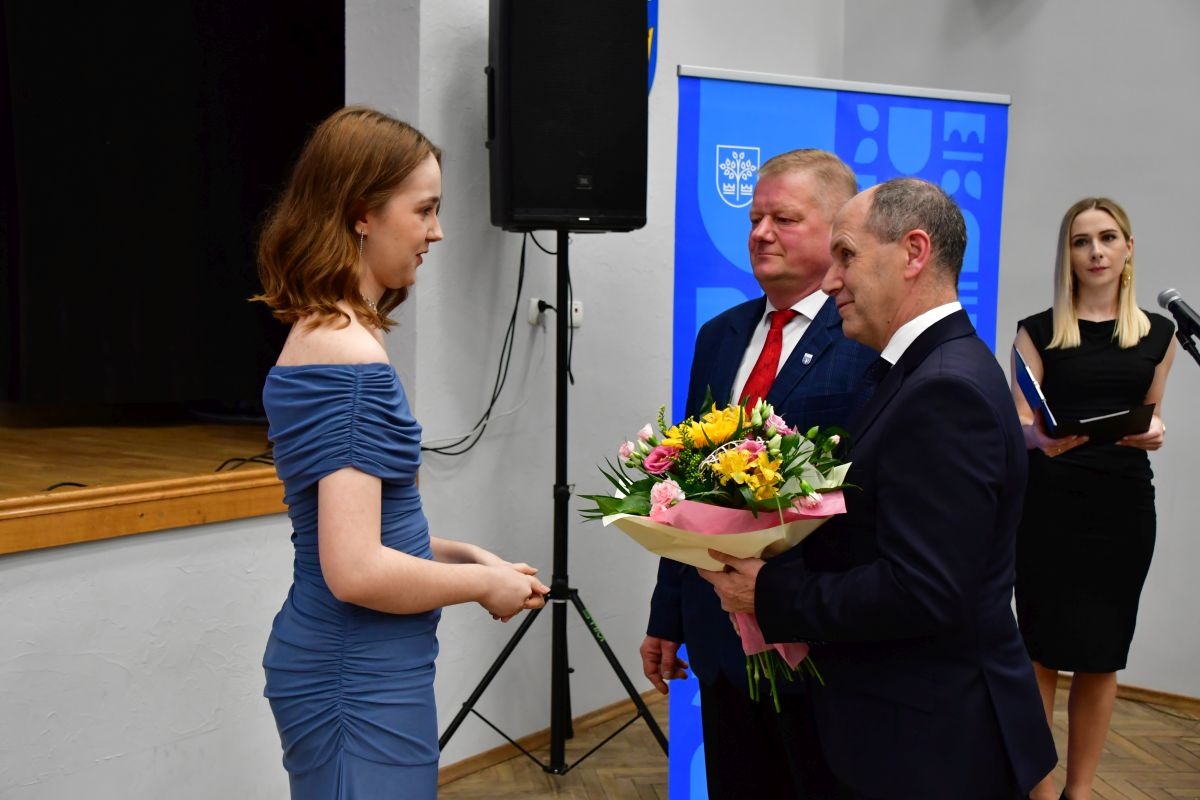 Dwanaście osób z tytułem Zasłużony dla Gminy Oświęcim. Uroczysta sesja w Grojcu