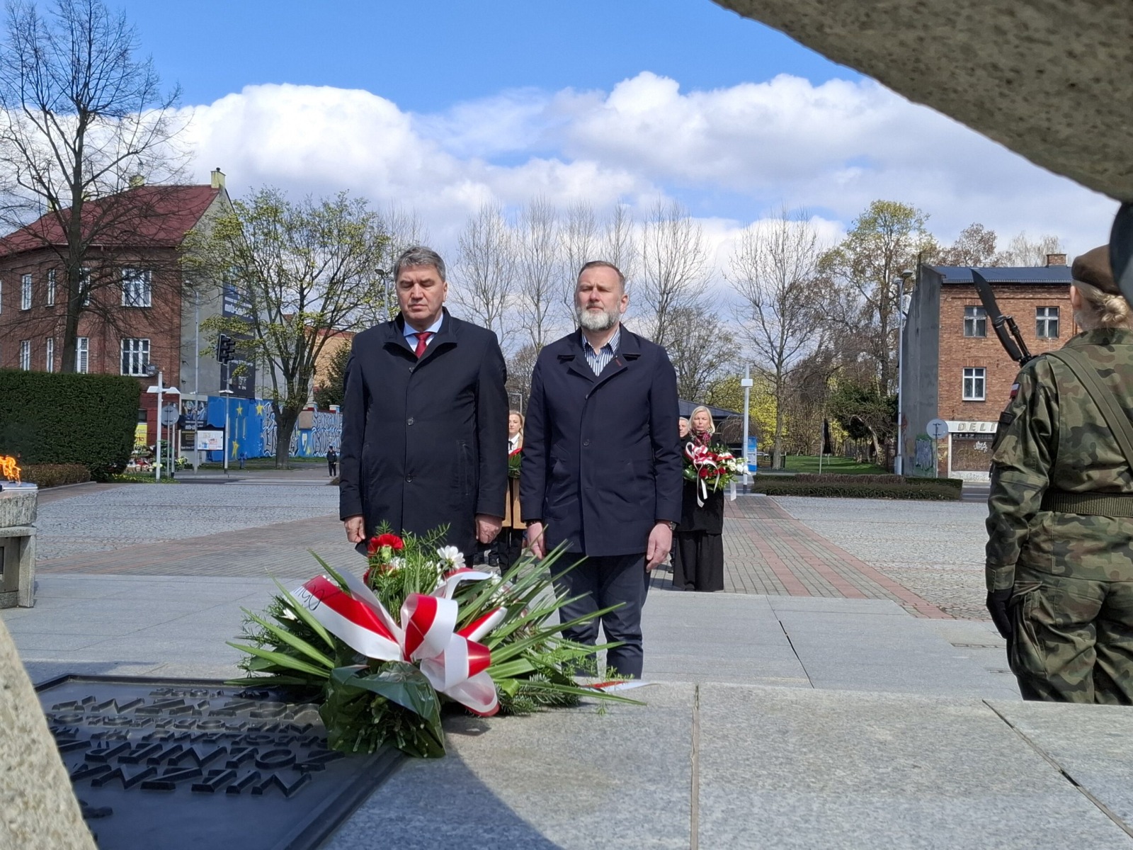 Oświęcim uczcił 16. rocznicę katastrofy smoleńskiej. 96 zniczy na placu Kościuszki