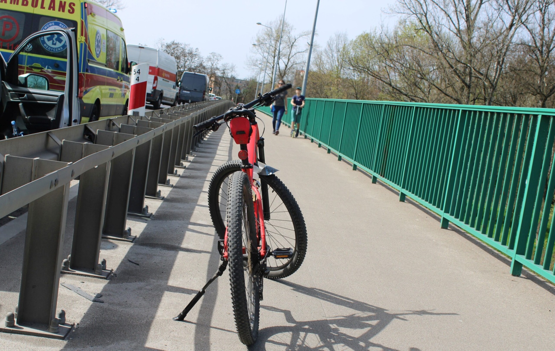 19 milionów Polaków jeździ na rowerze. Większość nie zna przepisów i rezygnuje z kasku