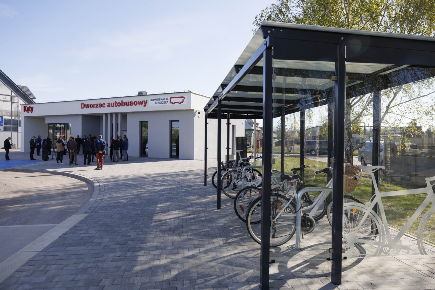 Nowy dworzec autobusowy w Kętach otwarty. Podgrzewane ławki, fotowoltaika i ładowarki do telefonów
