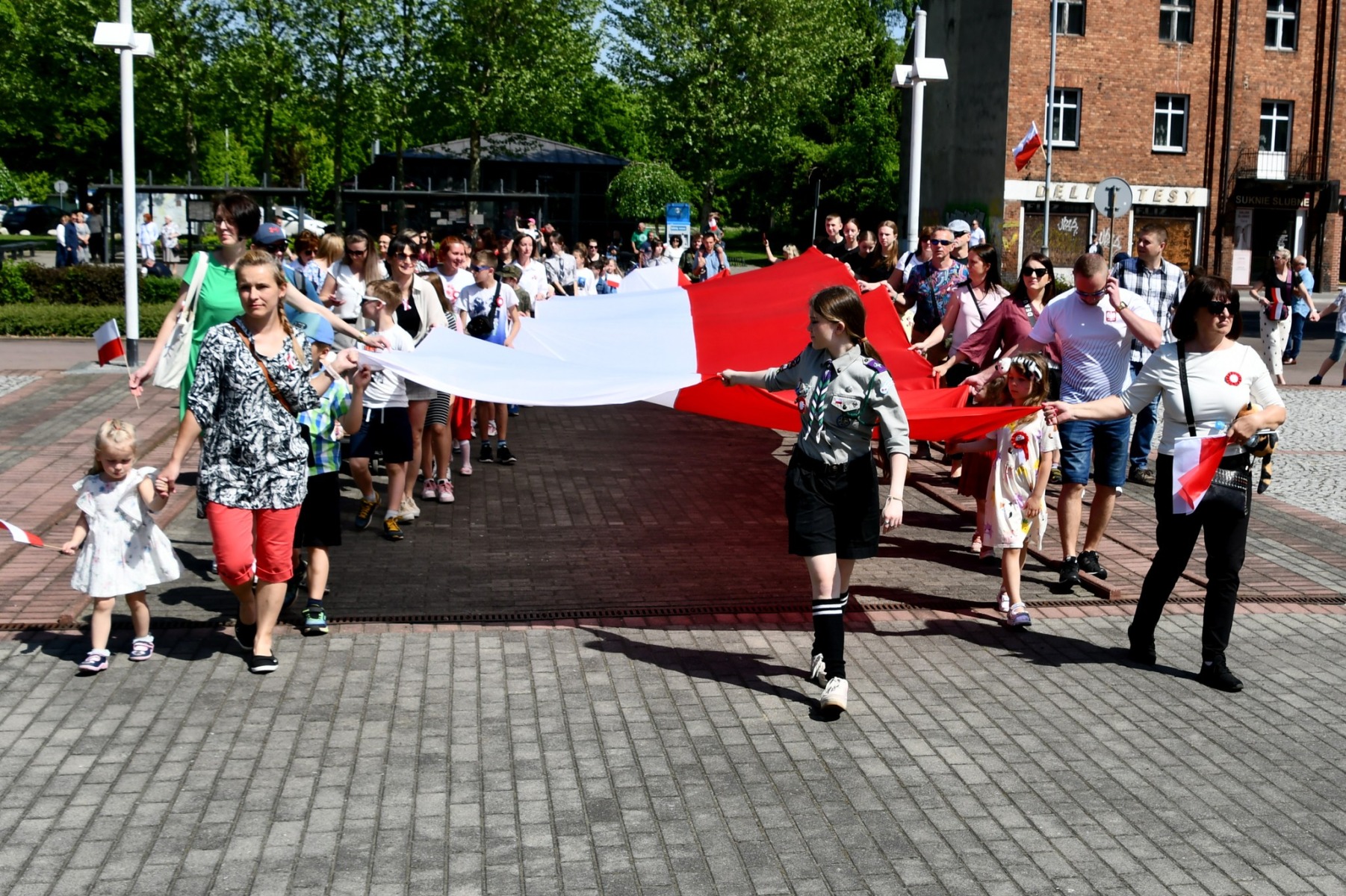 235. rocznica Konstytucji 3 Maja w Oświęcimiu. Parada, msza i 20-metrowa flaga Polski na ulicach miasta