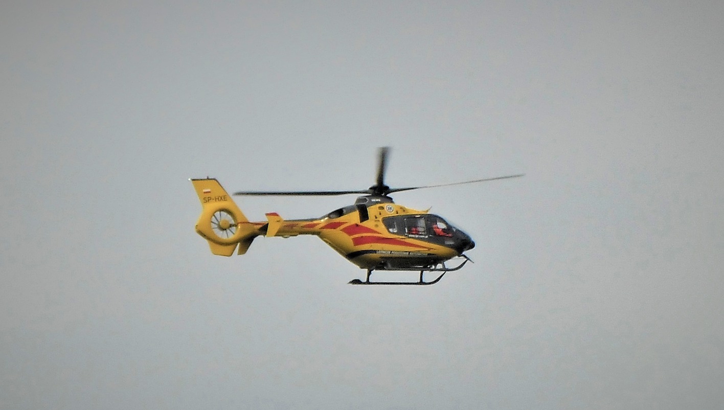 Kęty: 74-latek wypadł z balkonu bloku. Helikopter LPR zabrał go w stanie nieprzytomnym do szpitala
