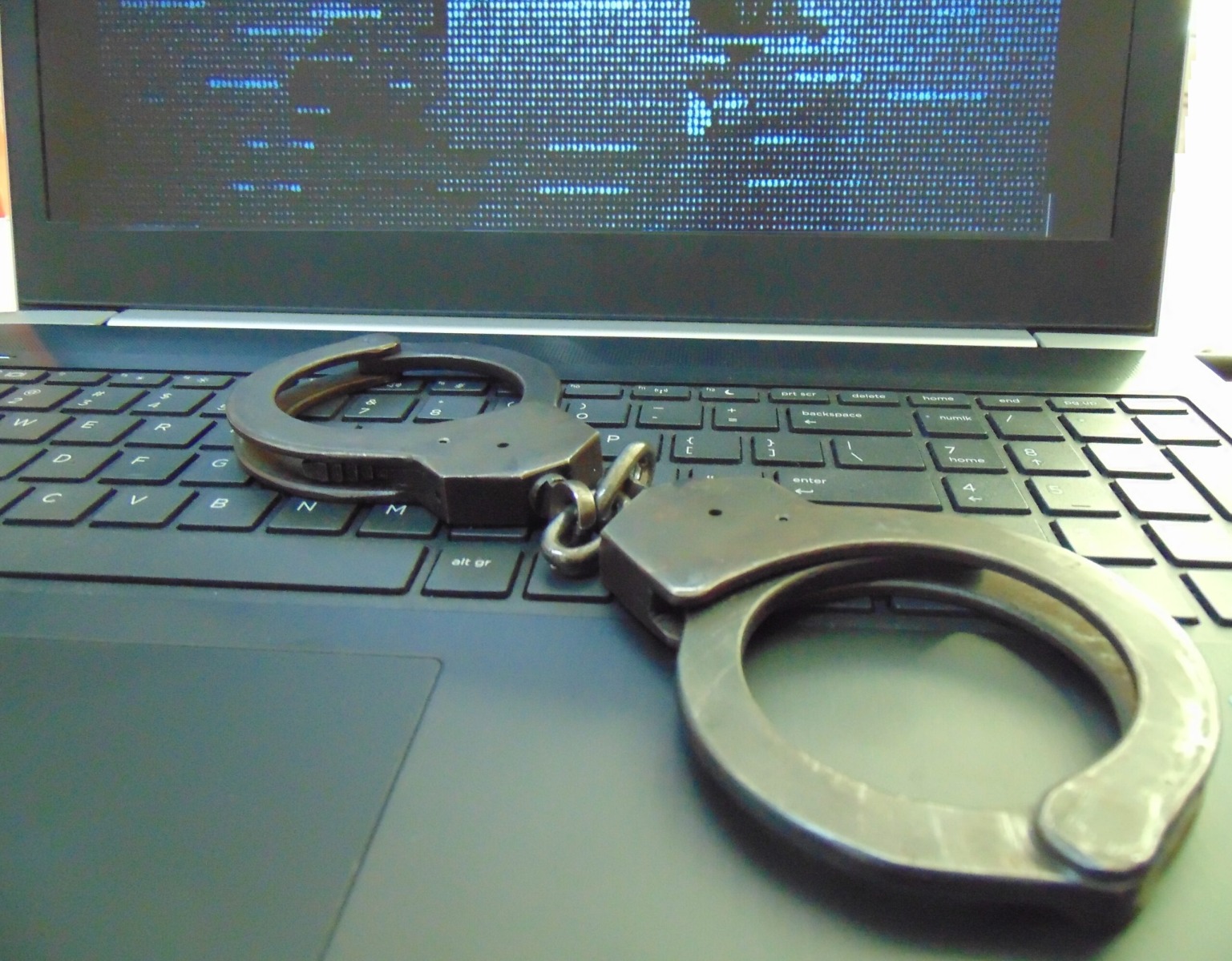 Kliknął w link z komentarza pod programem TV i stracił 430 tysięcy złotych. Policja szuka oszusta