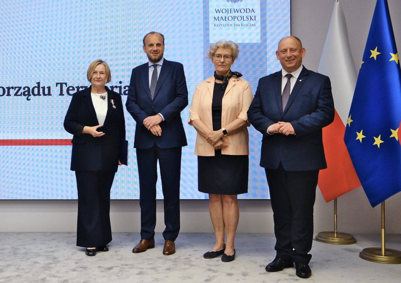 Wicestarosta Teresa Jankowska z odznaczeniem za zasługi dla samorządu i służbie mieszkańcom