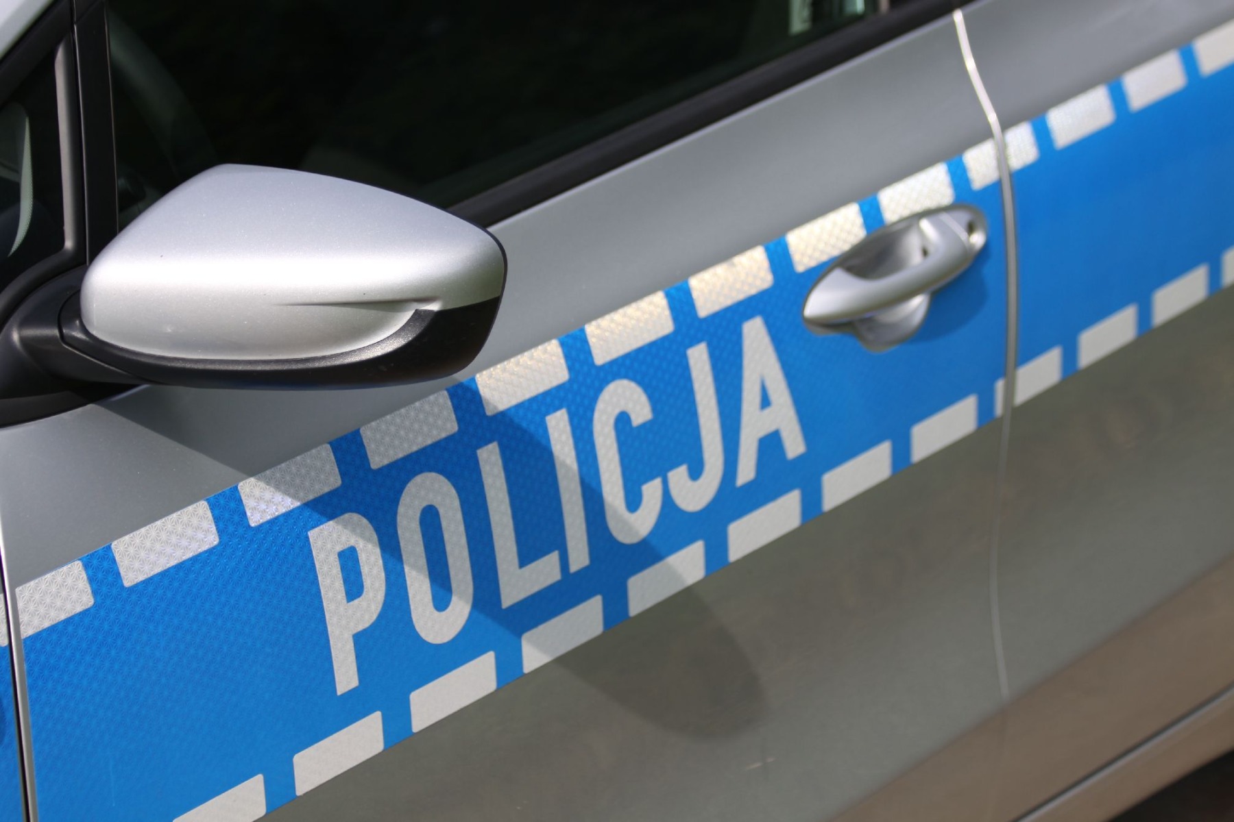 Bulowice: Porsche wjechało przed pociąg na przejeździe kolejowym. Kierowca trafił do szpitala