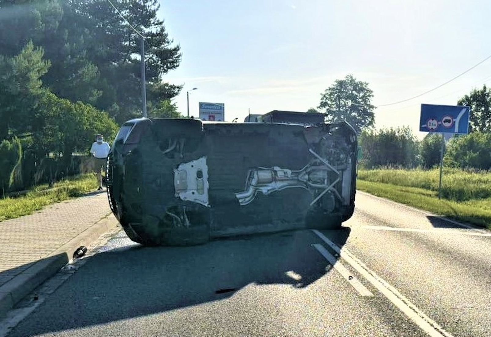 Zasnął za kierownicą BMW i uderzył w ciężarówkę w Bobrku. Droga zamknięta, dwoje rannych