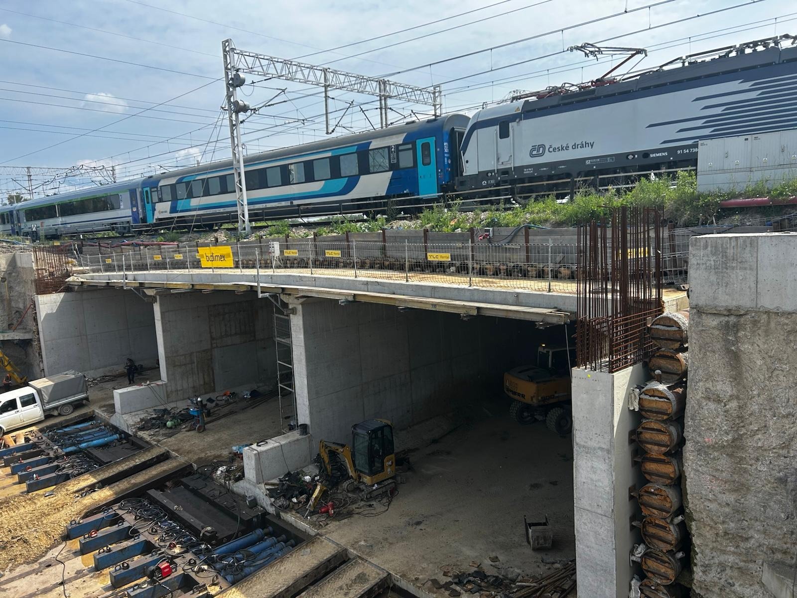 Najtrudniejszy etap obwodnicy Oświęcimia dobiega końca. Betonowy tunel pod torami niemal na miejscu – zostało 80 cm