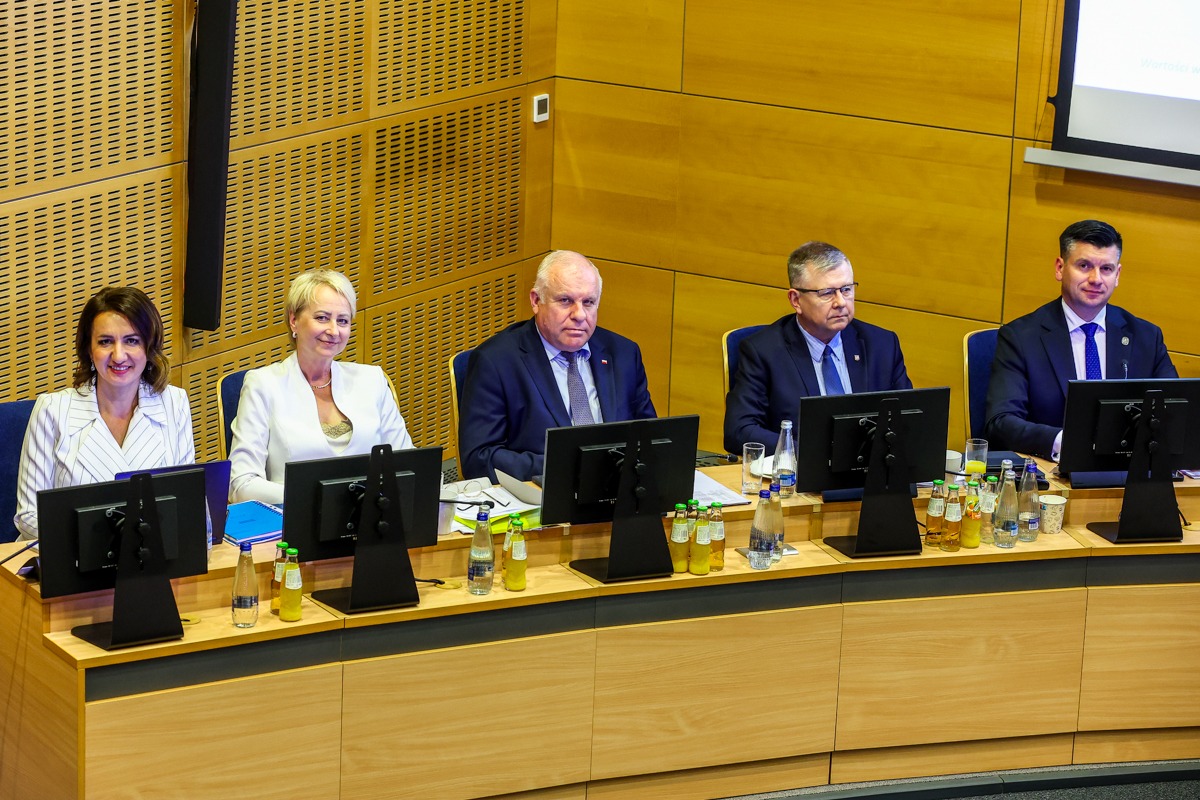 Sejmik Małopolski udzielił absolutorium Zarządowi Województwa. Rekordy w turystyce, kolei i zaskakujące głosowanie radnej z Oświęcimia