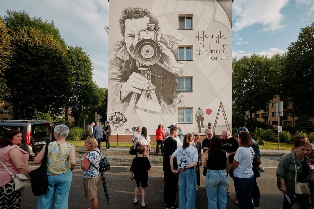 Henryk Lehnert wrócił na swoją ulicę. Mural odsłonięty w 20. rocznicę śmierci oświęcimskiego filmowca