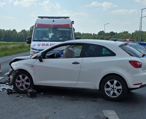 Śmiertelny wypadek w Przeciszowie na DK44. 75-latek wyjeżdżający ze stacji paliw zderzył się z seatem