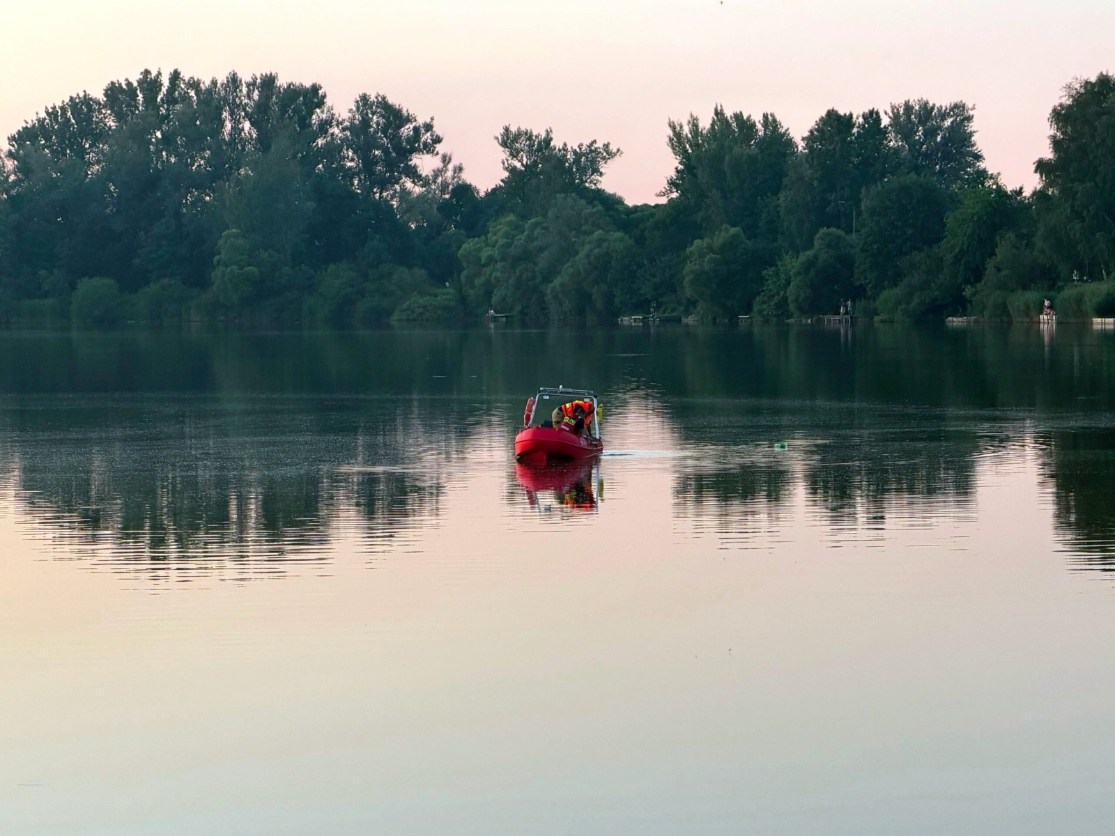 Trzecia doba poszukiwań w zbiorniku Kruki w Oświęcimiu. Nurkowie, dron i ponton – bez rezultatu