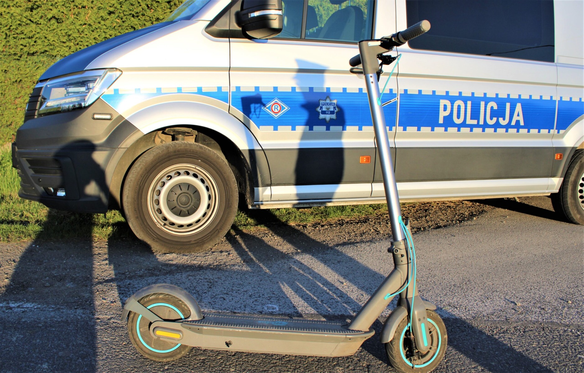 Chełmek: 20-latek jechał hulajnogą po ulicy 50 km/h. Policja zatrzymała i ukarała mandatem