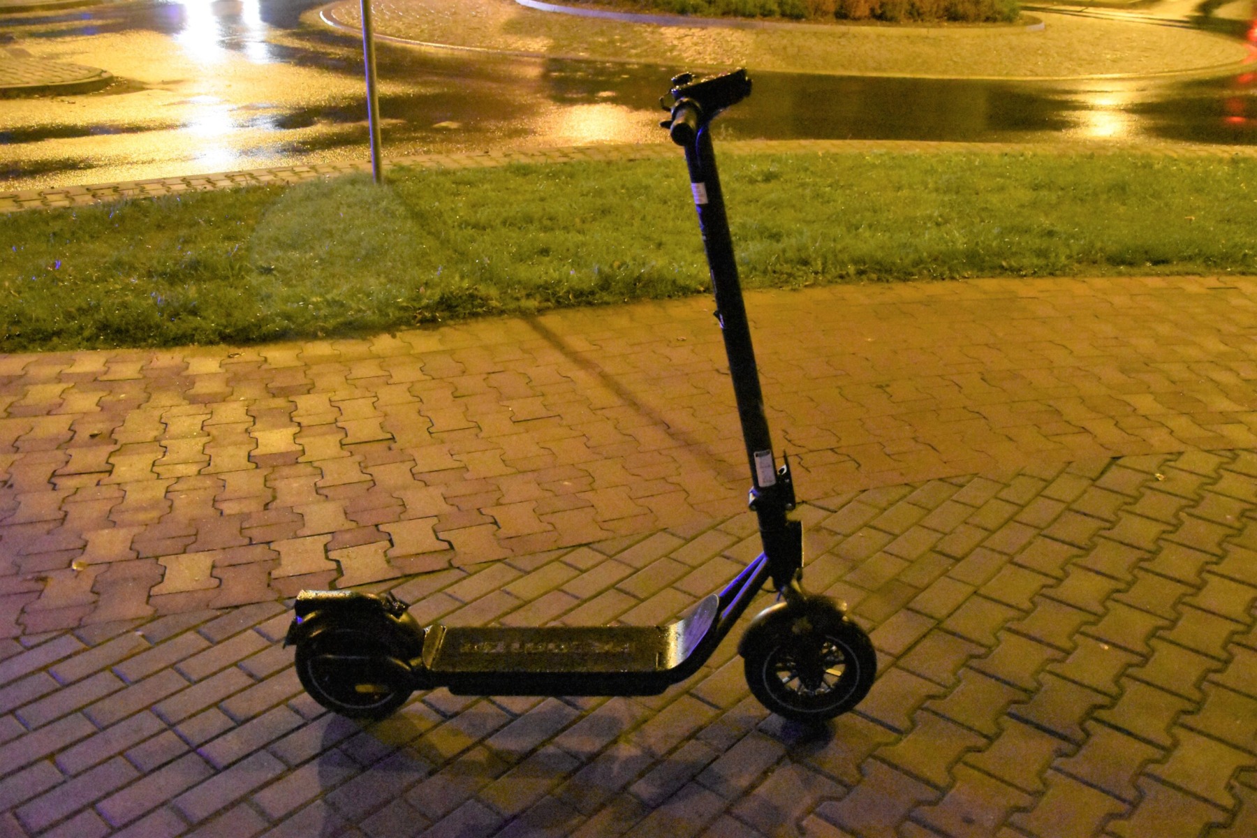 Zator: 50-latek z promil alkoholu jechał nocą hulajnogą po ulicy. Sprawa trafi do sądu