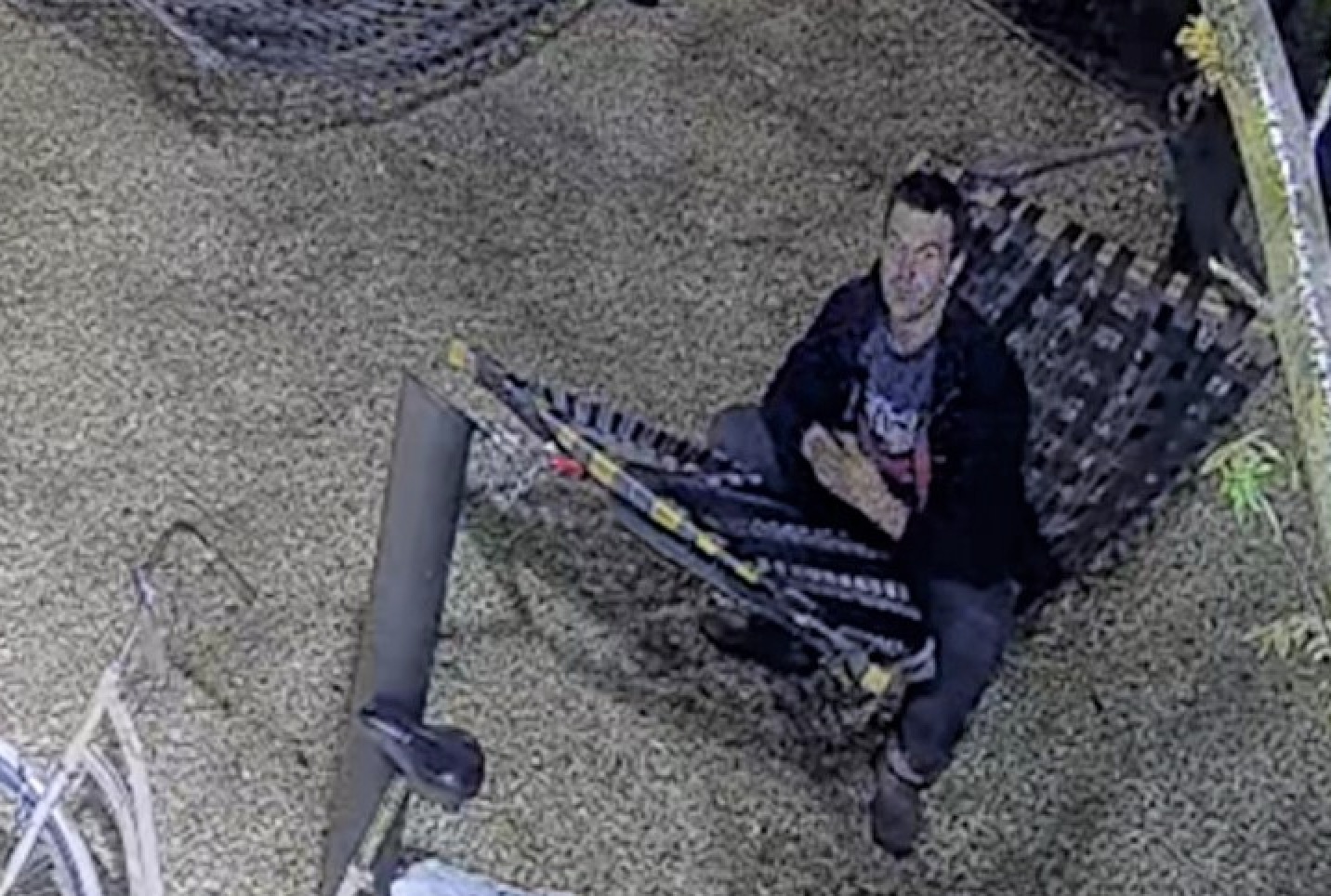 Ukradł hamak z parku w Kętach i wpadł na monitoringu. Policja szuka mężczyzny – rozpoznajesz go?