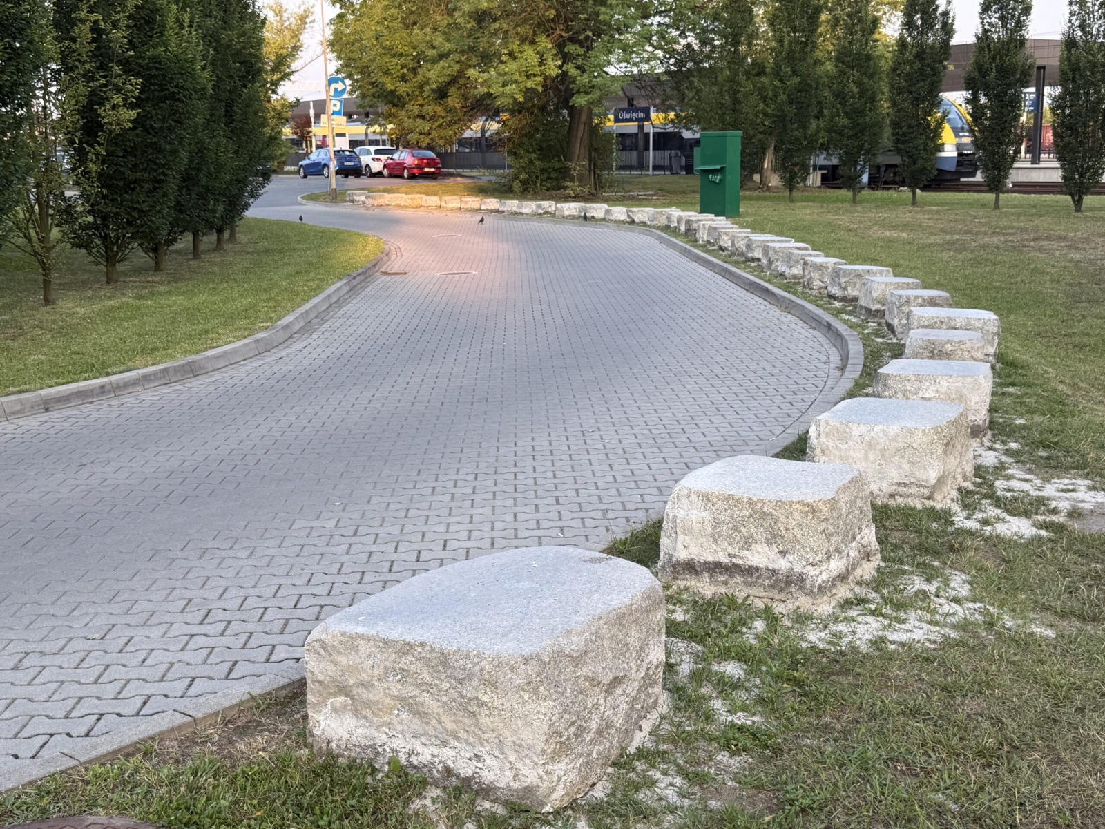 Koniec parkowania na trawniku przed dworcem w Oświęcimiu. Miasto tłumaczy decyzję