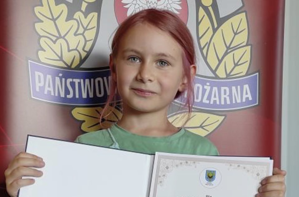 Zachowała spokój i uratowała mamę. 7-letnia Dominika z Brzeszcz uhonorowana przez burmistrza
