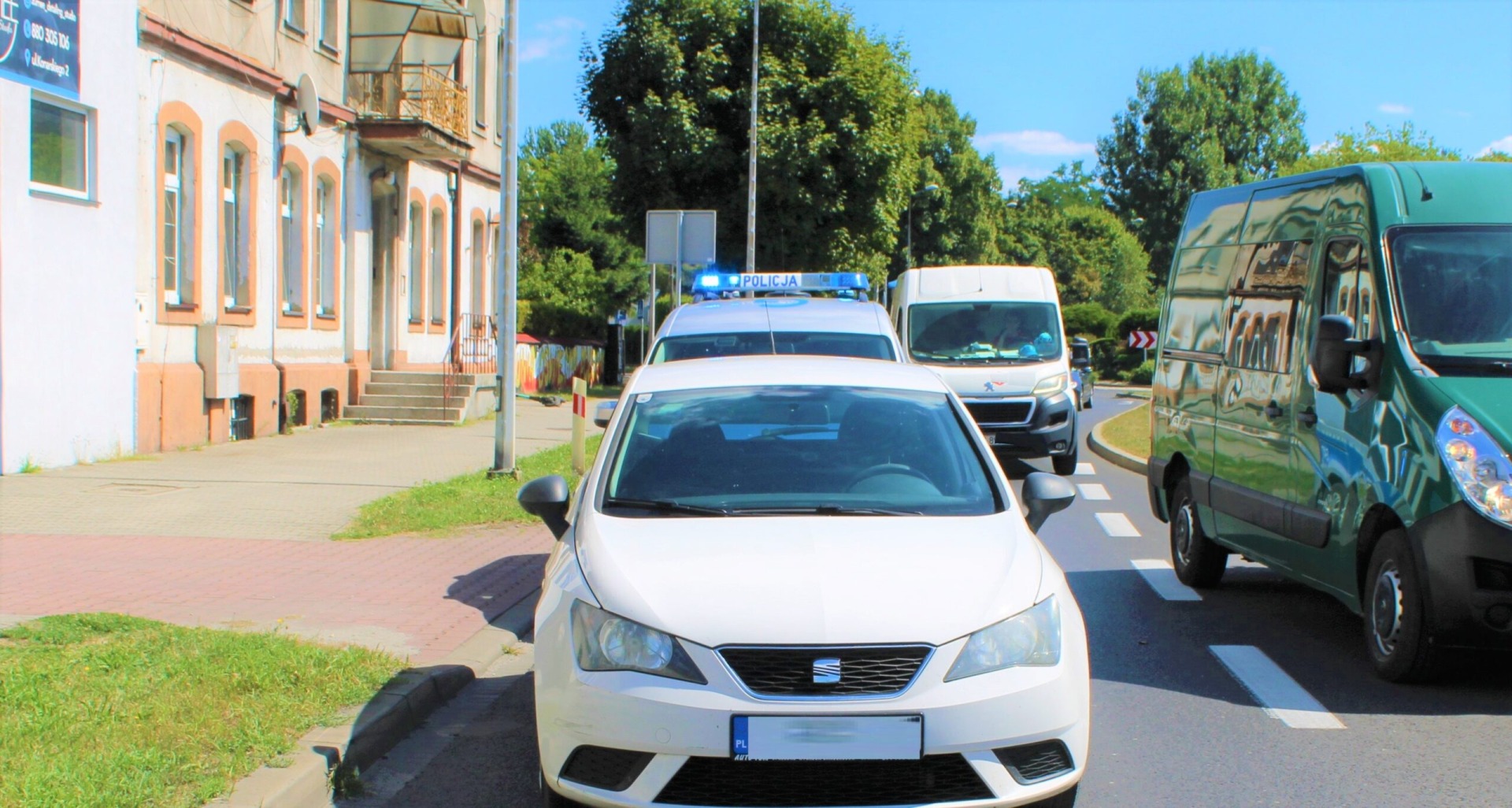 Świadkowie zaalarmowali policję. Kobieta pod wpływem narkotyków zostawiła auto na środku ulicy