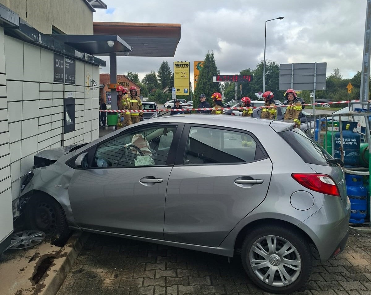 Mazda uderzyła w butle gazowe i paczkomat. Akcja służb na stacji paliw w Oświęcimiu.