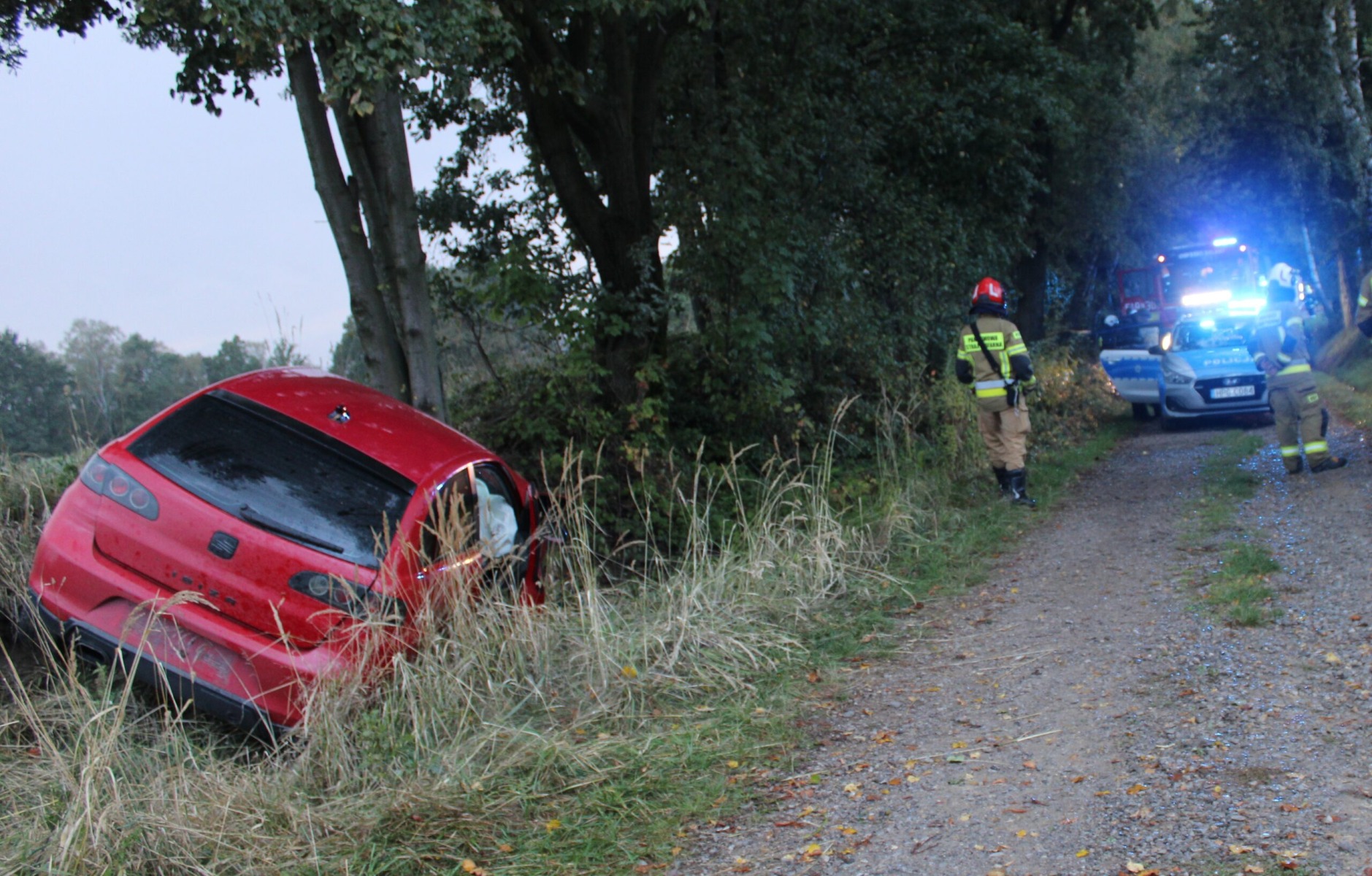 19-latek bez uprawnień i pod wpływem marihuany rozbił auto w Malcu. Ranny 17-latek