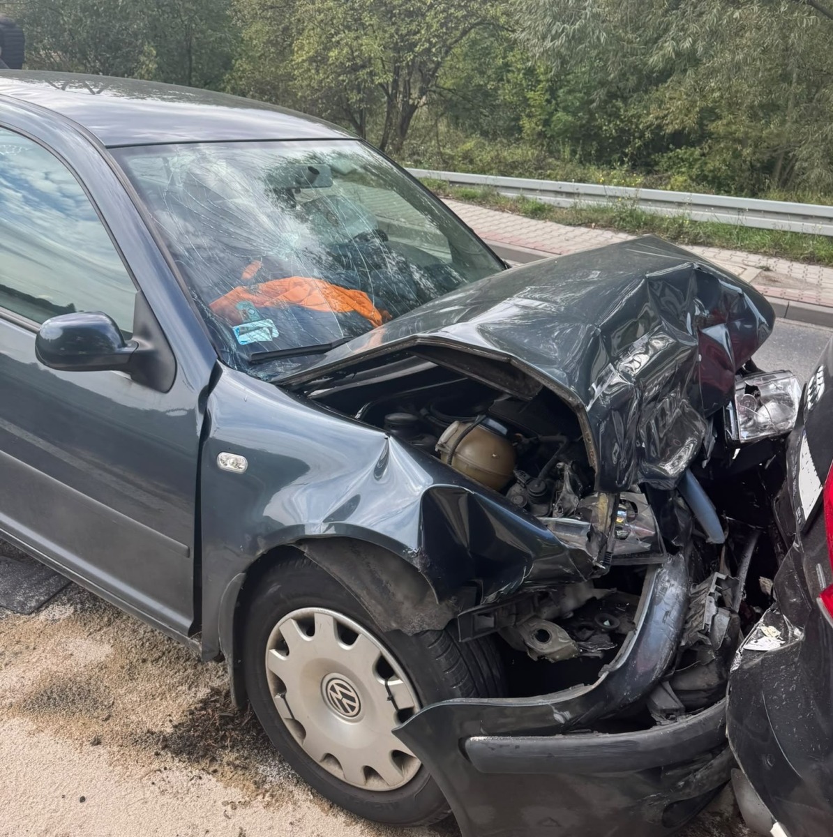 Wypadek trzech pojazdów w Rudzach. Ranny senior z Gliwic i jego żona