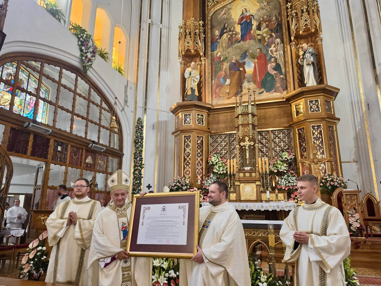 Koronacja obrazu Matki Bożej Wspomożenia Wiernych w Oświęcimiu. Korony czekały 60 lat