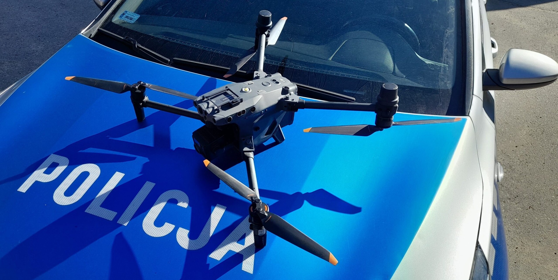 Dron pomógł w zatrzymaniu kierowcy, który porzucił auto i uciekł w kukurydzę