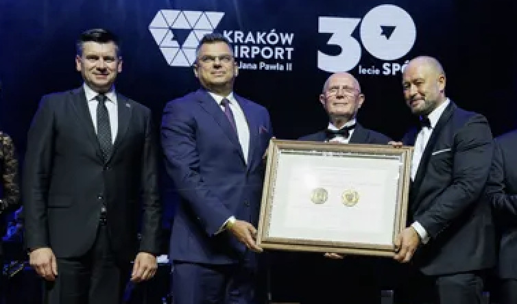 „Małopolskie okno na świat” świętuje 30 lat. Marszałek Smółka wręczył medal Kraków Airport