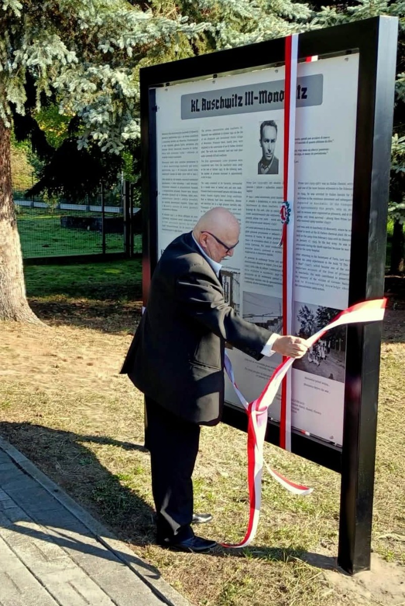 Pamięć o więźniach Monowitz wróciła do Monowic. Odsłonięto tablicę z Primo Levim