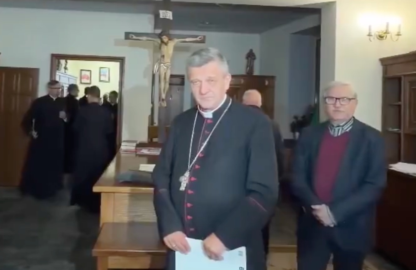 Diecezja o nocy w Grojcu: biskup i księża byli szarpani. Podziękowania dla policji za uwolnienie